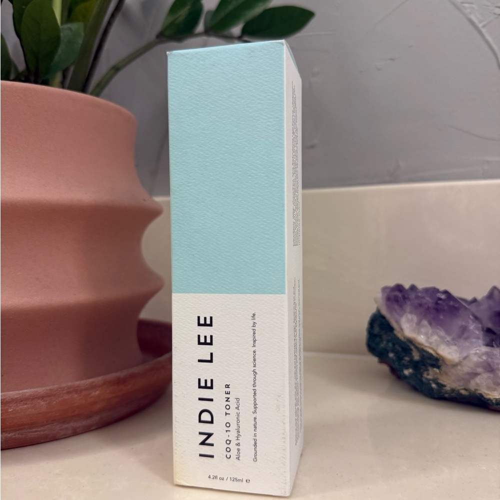INDIE LEE Cool-Toner - Refreshing Skincare in White and Blue